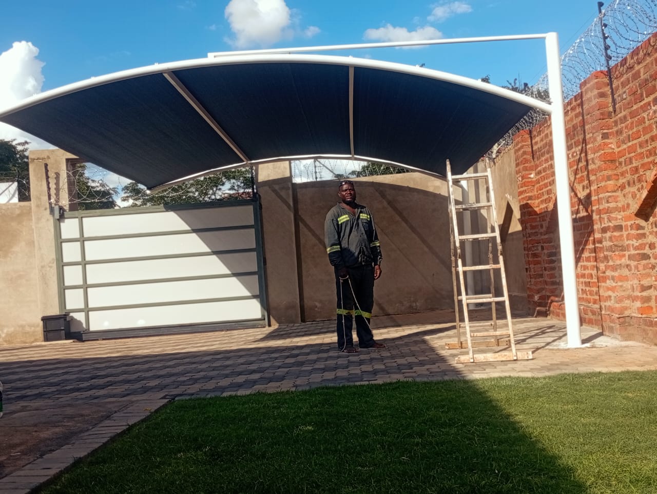 Cantilever shade port